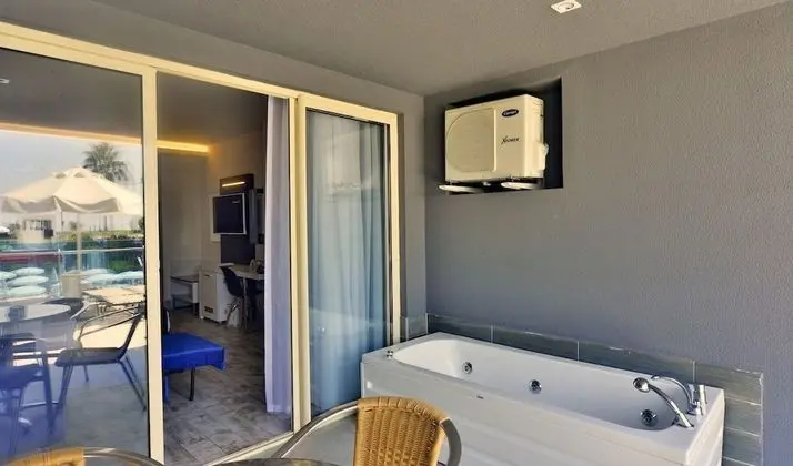 Deluxe Triple Room with Jakuzzi