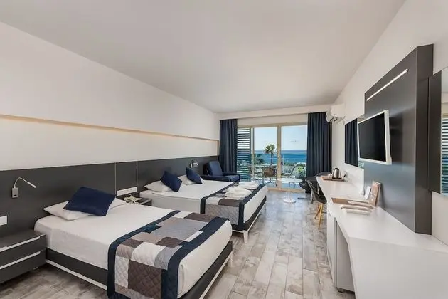 Superior Quadruple Sea View Room