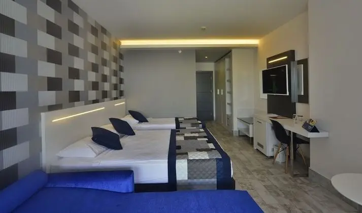 Superior Quadruple Sea View Room