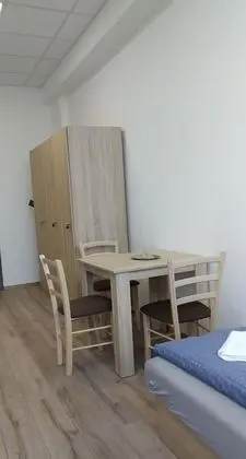 Üç Kişilik Oda, Avlu Manzaralı