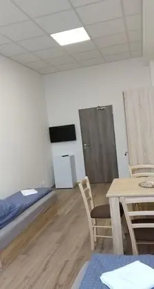 Üç Kişilik Oda, Avlu Manzaralı