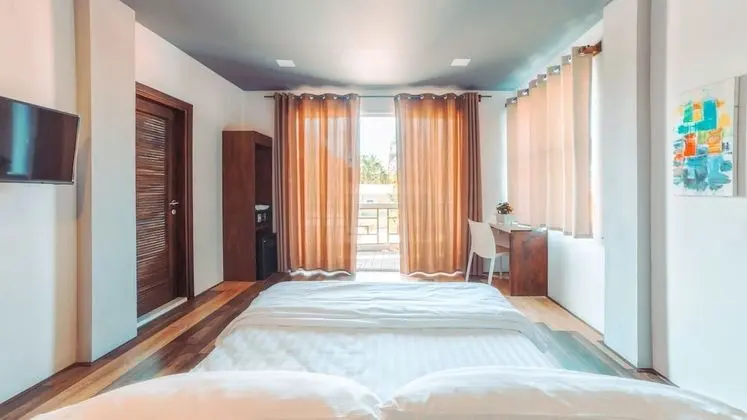 Superior Tek Büyük Yataklı Oda, Balkon, Kısmi Deniz Manzarası