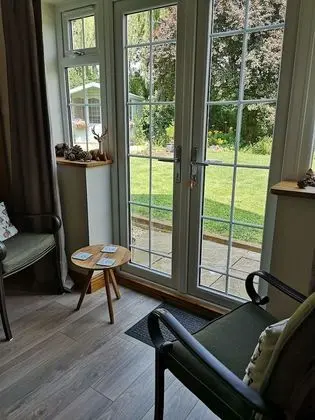 Deluxe Tek Büyük veya İki Ayrı Yataklı Oda, Banyolu/Duşlu, Bahçe Manzaralı