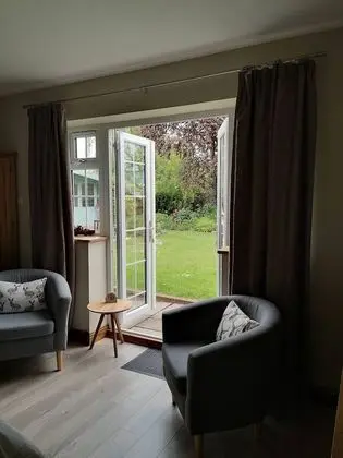 Deluxe Tek Büyük veya İki Ayrı Yataklı Oda, Banyolu/Duşlu, Bahçe Manzaralı