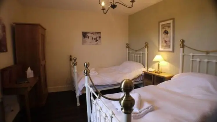 İki Ayrı Yataklı Oda, Ortak Banyo