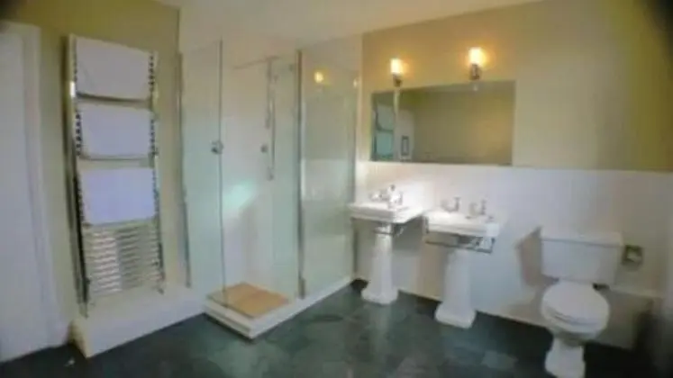 İki Ayrı Yataklı Oda, Ortak Banyo