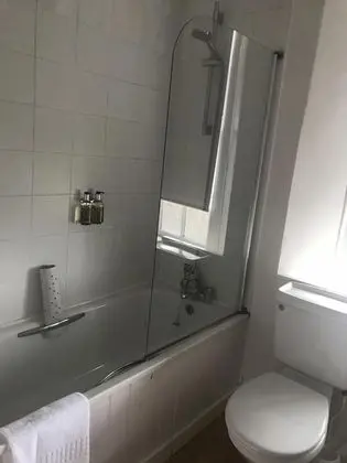 Tek Büyük veya İki Ayrı Yataklı Oda, Banyolu/Duşlu