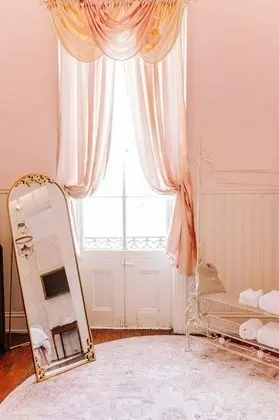 Luxury Oda