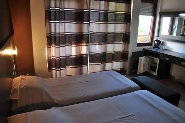 Superior Tek Büyük Yataklı Oda, Teras, Kısmi Göl Manzaralı