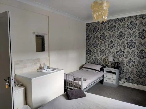 Üç Kişilik Oda, Ortak Banyo