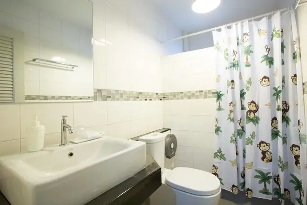 İki Ayrı Yataklı Oda, Ortak Banyo