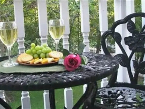 Oda (Southern Charm Room)