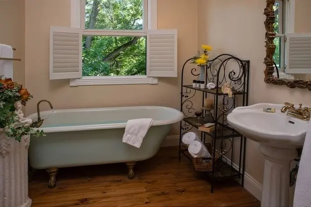 Oda (Southern Charm Room)