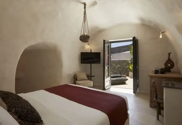 Assyrtiko Deluxe Suite with private outdoor heated pool