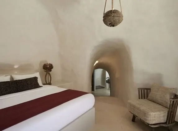 Assyrtiko Deluxe Suite with private outdoor heated pool