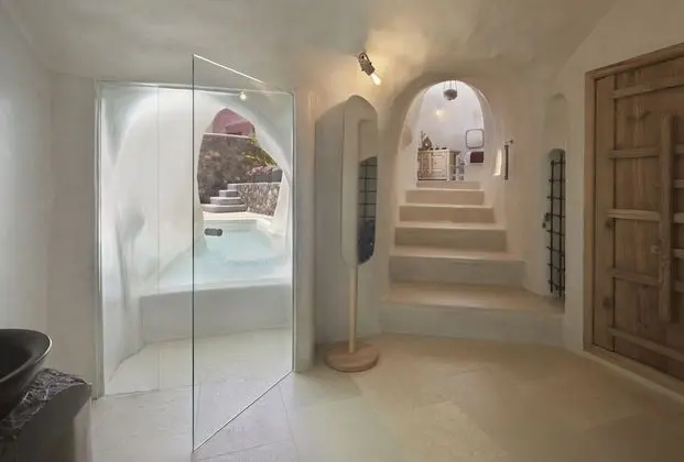 Assyrtiko Deluxe Suite with private outdoor heated pool