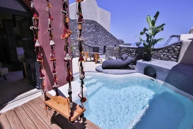 Assyrtiko Deluxe Suite with private outdoor heated pool