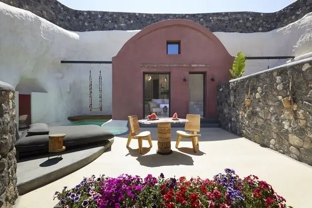 Assyrtiko Deluxe Suite with private outdoor heated pool