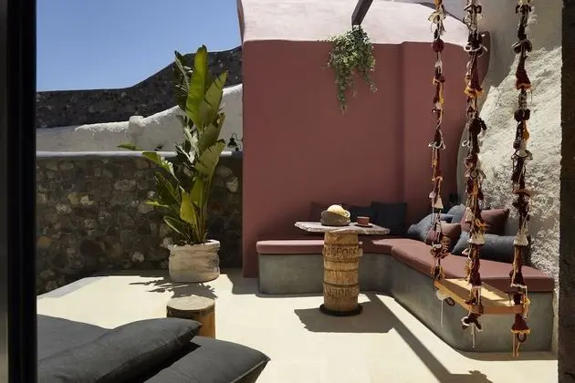 Assyrtiko Deluxe Suite with private outdoor heated pool