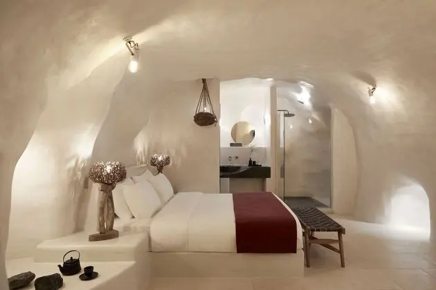 Vinsanto Honeymoon Villa with private heated pool and caldera view