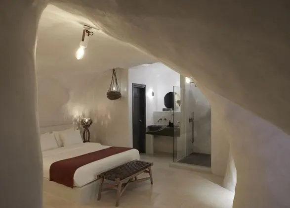 Vinsanto Honeymoon Villa with private heated pool and caldera view