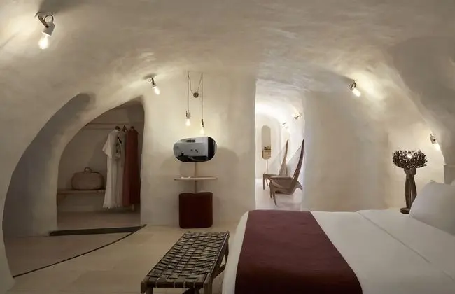 Vinsanto Honeymoon Villa with private heated pool and caldera view