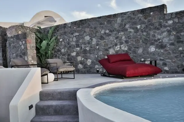 Vinsanto Honeymoon Villa with private heated pool and caldera view