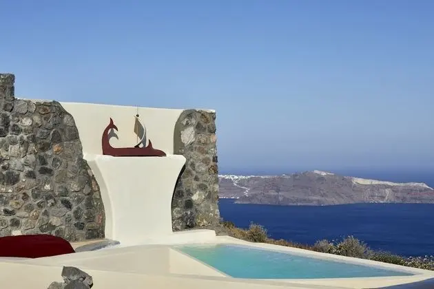 Vinsanto Honeymoon Villa with private heated pool and caldera view