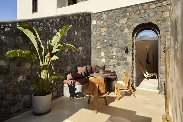 Vinsanto Honeymoon Villa with private heated pool and caldera view