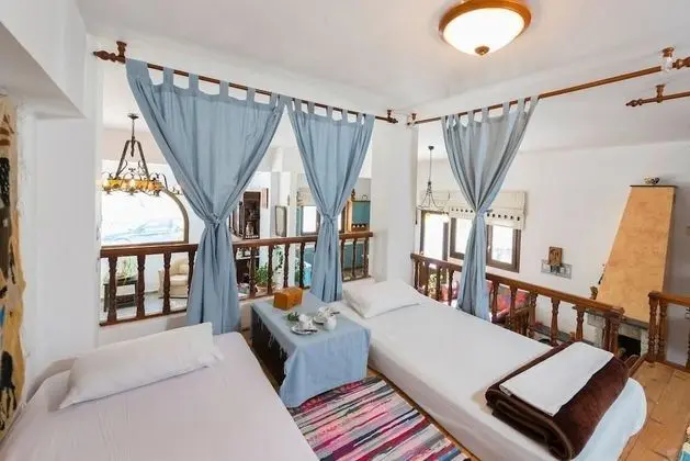Villa (White)