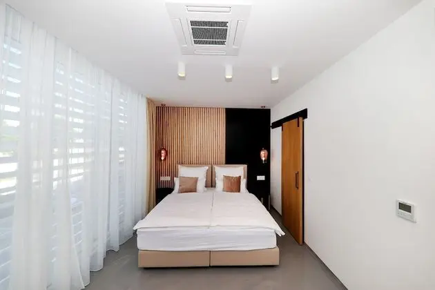 Luxury Oda