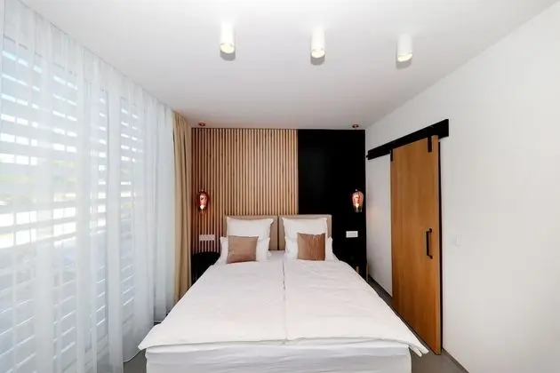 Luxury Oda