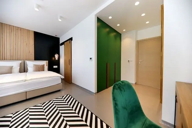 Luxury Oda
