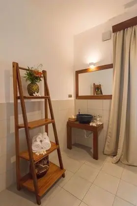Tek Büyük Yataklı Oda, 1 Yatak Odası, Teras, Bahçe Manzaralı (Cinnamon)