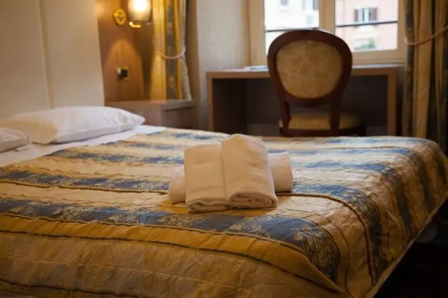 Üç Kişilik Oda (Via Catone 21 e 29)