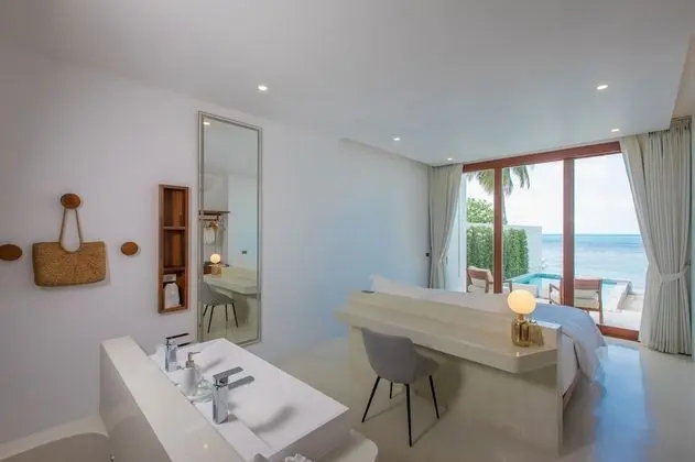 1 bedroom beachfront private pool