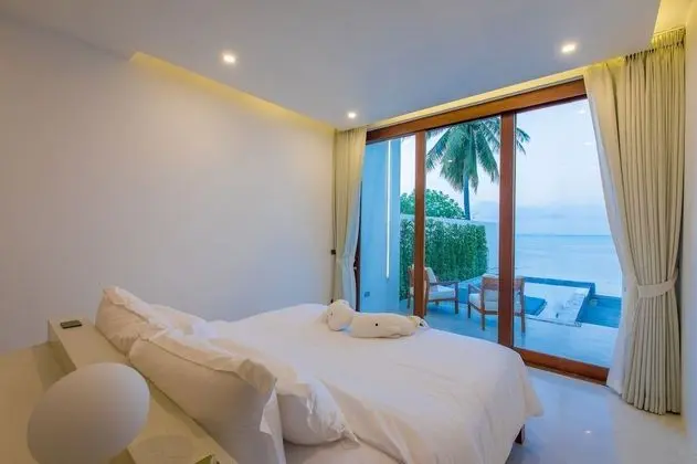 1 bedroom beachfront private pool