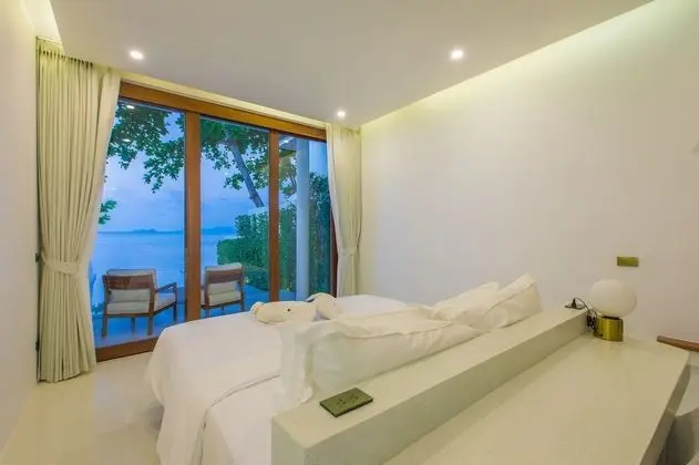 1 bedroom beachfront private pool