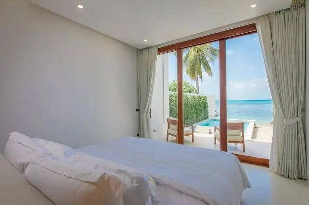 1 bedroom beachfront private pool