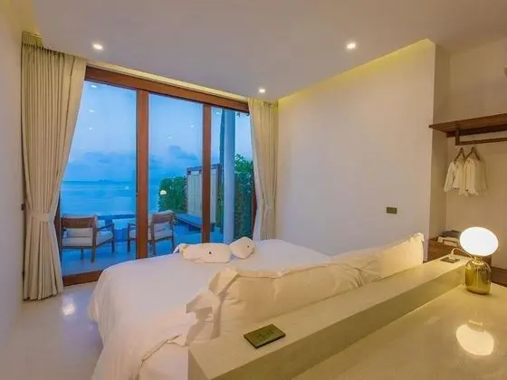 1 bedroom beachfront private pool