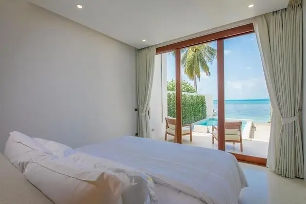 1 bedroom beachfront private pool