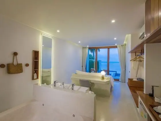 1 bedroom beachfront private pool