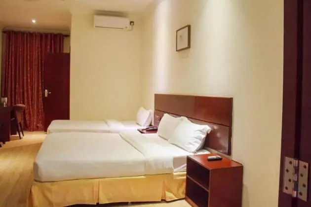 Üç Kişilik Oda, Şehir Manzaralı