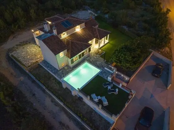 Villa (Three Bedroom Villa with Swimming poo)