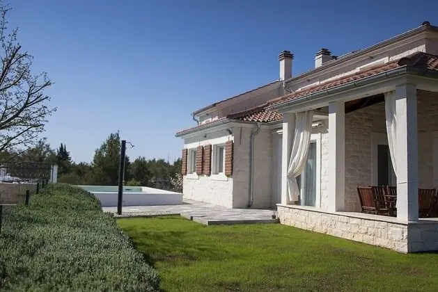 Villa (Three Bedroom Villa with Swimming poo)