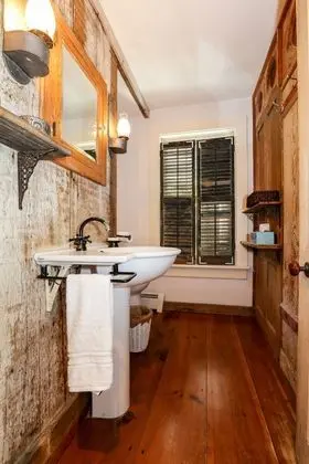 Traditional Tek Büyük Yataklı Oda, 1 Yatak Odası, Özel Banyo (Main House- East Room)