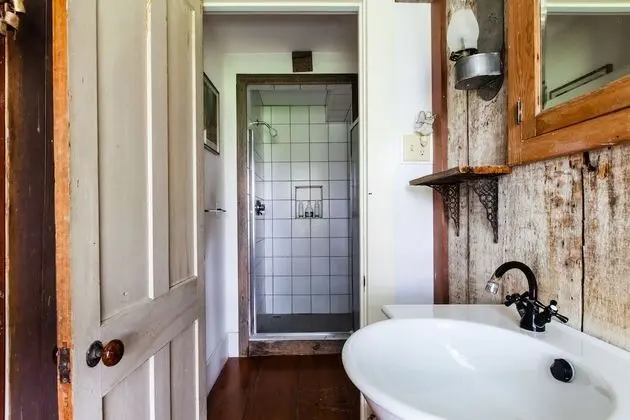 Traditional Tek Büyük Yataklı Oda, 1 Yatak Odası, Özel Banyo (Main House- East Room)