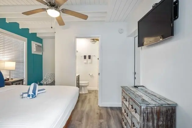 Small Queen Room at Olivia By Duval, 511 Olivia Street
