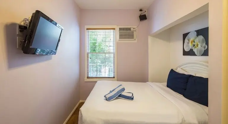 Small Queen Room at Olivia By Duval, 511 Olivia Street