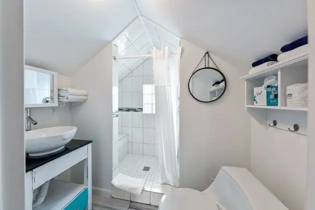 Small Queen Room at Olivia By Duval, 511 Olivia Street